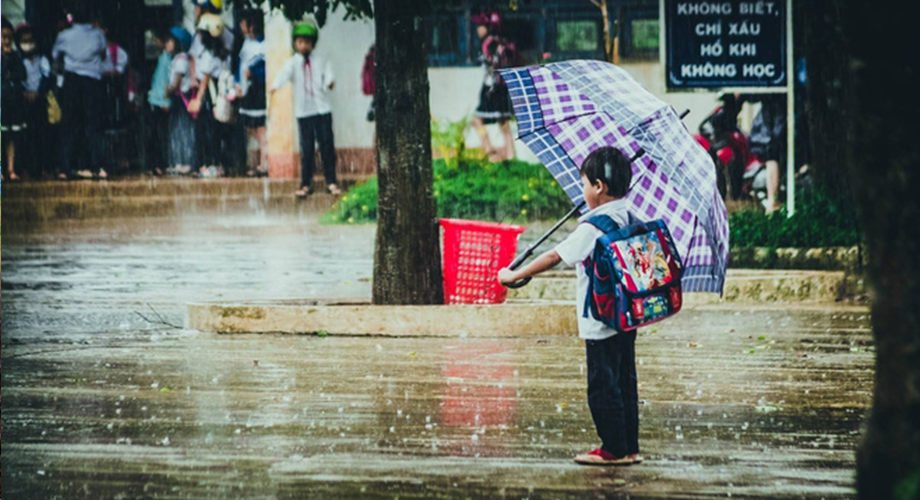 3 người đi khỏi nhà: 1 người mang dù, 1 người cầm gậy chống, 1 người đi tay không, hỏi ai là người bị ướt?