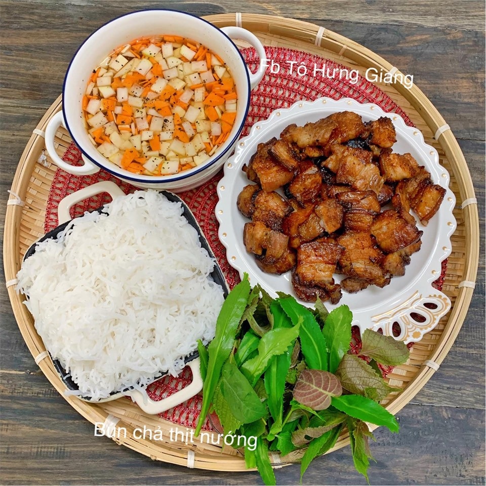 Đãi cả nhà món bún chả thịt nướng ngon khó cưỡng