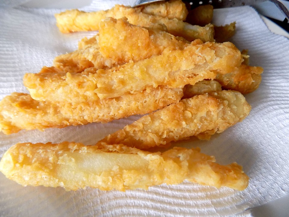 Mát trời làm khoai lang chiên bé biếng ăn mấy cũng chén hết cả đĩa