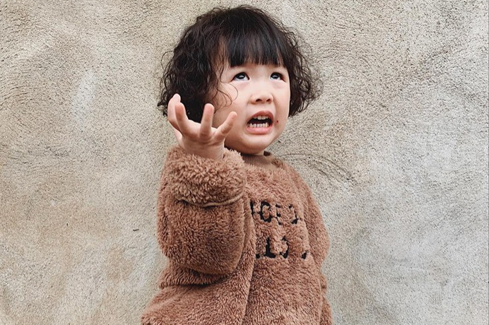 Những biểu cảm siêu đáng yêu của cô bé này sẽ cứu cả ngày mệt mỏi của bạn