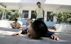 Khi con bị bắt nạt, cha mẹ đừng dạy con nói 3 từ này bằng không càng khiến trẻ bị tổn thương nặng nề hơn