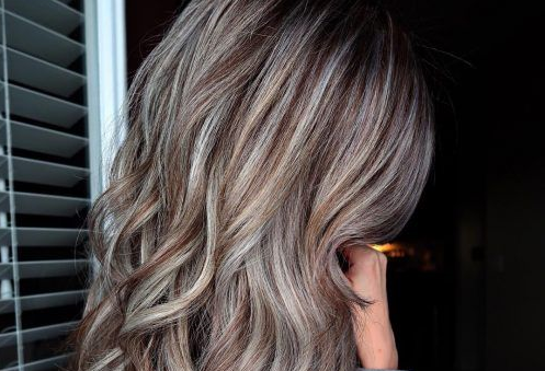 Với phong cách highlight tóc màu nâu lạnh, bạn sẽ trông vô cùng thu hút và nổi bật. Chỉ cần một chút nâng tầm cho mái tóc của bạn, bạn sẽ tỏa sáng tại bất cứ đâu.