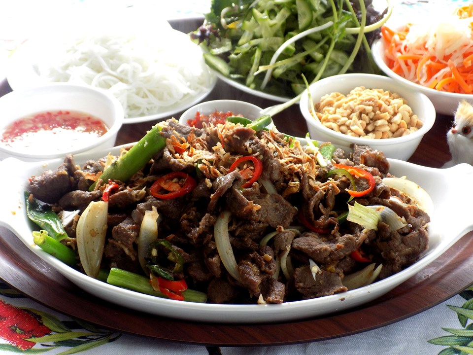 Cách làm bún bò xào đổi bữa cho ngày hè nóng nực chán cơm