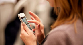 Chúng ta đang ôm điện thoại nhiều hơn nhìn vào mắt nhau!