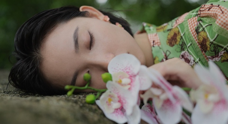 Đàn bà càng tổn thương càng trở nên gai góc, đàn ông càng bi lụy càng dễ thành kẻ đớn hèn