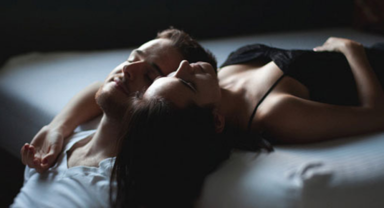 Vợ chồng giống như mắt và tay: Khi tay đau thì mắt khóc, khi mắt khóc, tay phải tự lau đi nước mắt