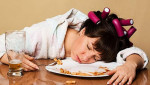 Đi ngủ ngay sau bữa ăn có thể làm tăng nguy cơ đột quỵ?