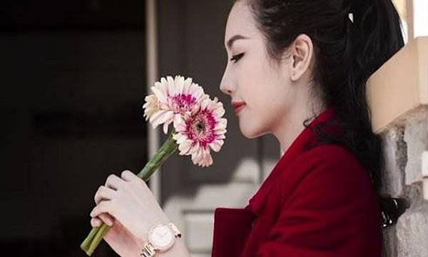 Phụ nữ khôn ngoan yêu chồng một phải thương mình mười