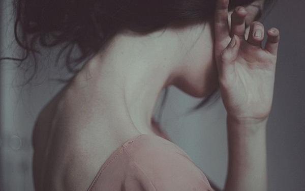 Khi có người thứ 3: Hãy cứ đứng yên mà nhìn...