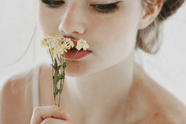 Phụ nữ à, yếu đuối không phải là quyền năng của chúng ta