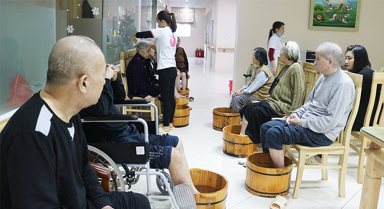 Cha mẹ Việt nên quen dần việc nuôi con không phải để ‘phòng lúc về già’