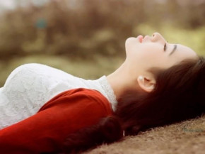 &rsquo;Ai biết được khi lấy chồng, mỗi sáng con đều đứng trước gương, tự nhủ phải lau khô nước mắt, khoác nụ cười lên...&rsquo;