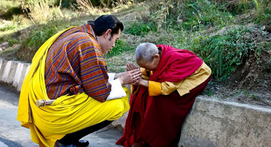 Nước vì ở nơi thấp mà thành biển lớn, người vì biết hạ mình mới trở thành vua