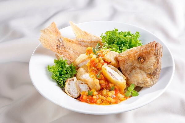 Cách chiên cá ngoài giòn rụm, trong thơm lừng