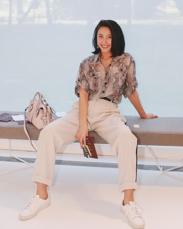 Sneakers trắng là items bình dân nhưng không kém phần sang xịn