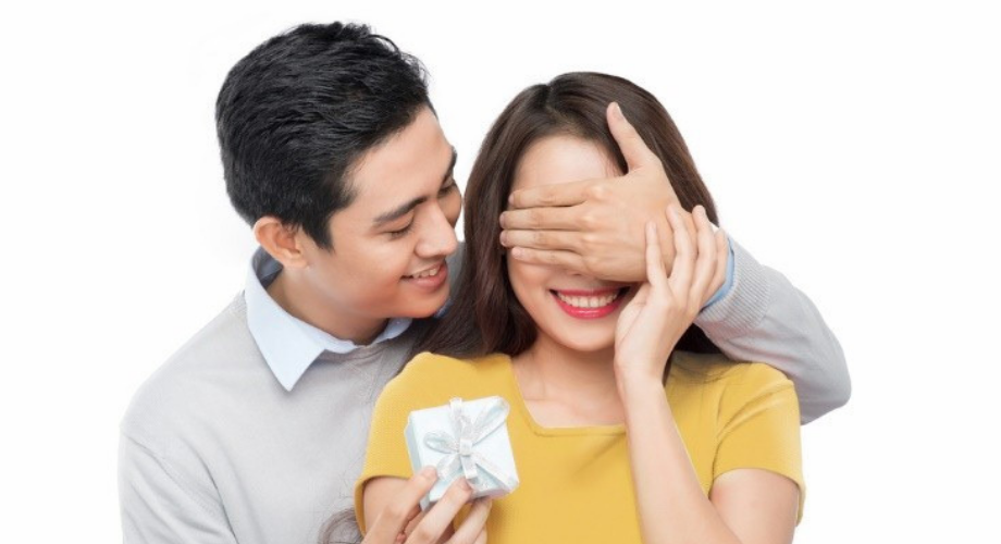 Chăm Tặng Quà Cho Vợ Đàn Ông Sẽ Giàu Và May Mắn Trong Công Việc