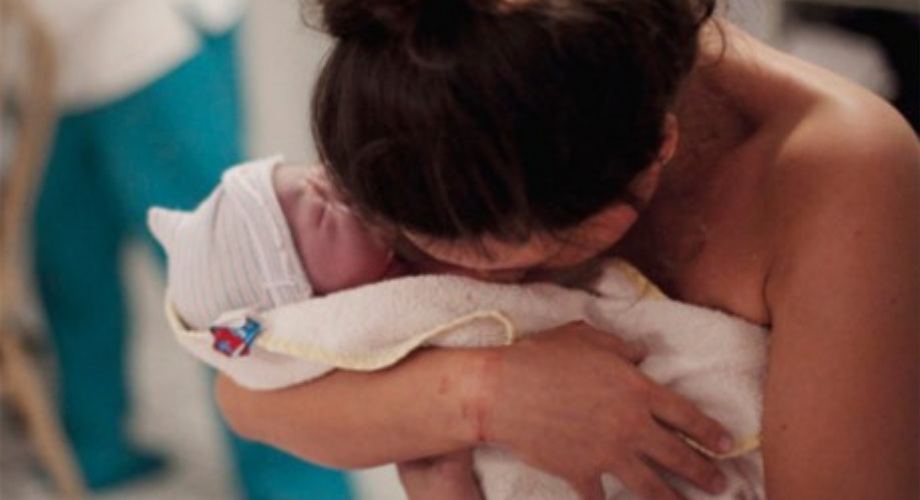 Chồng Nghẹn Giọng Hỏi Vợ: Đã Bao Lâu Rồi Em Không Làm Đẹp Mà Chỉ Quanh Quẩn Bếp Núc, Chồng Con