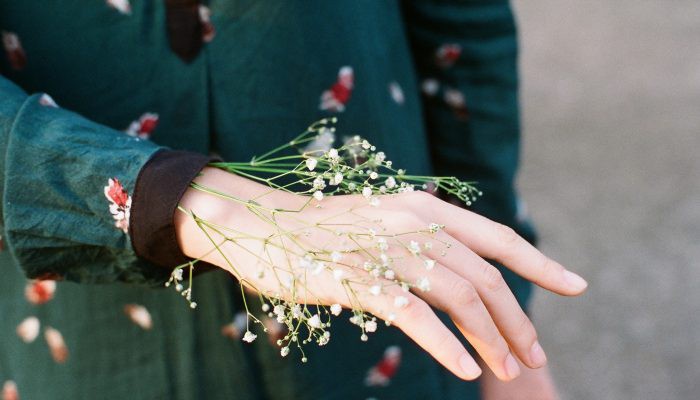 Phụ nữ khôn ngoan nên biết đủ: Đủ yêu thì giữ, đủ buồn phải buông