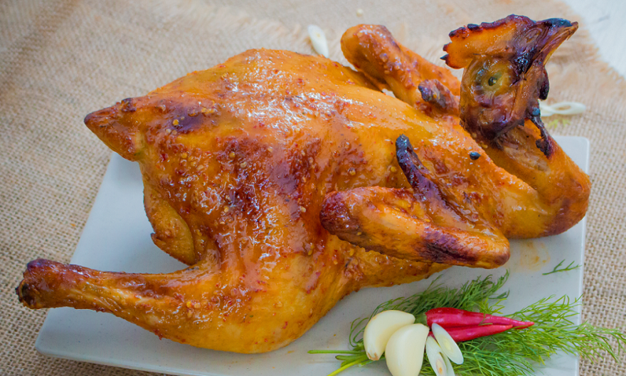 Cho cả con gà vào nồi cơm điện, rồi “ngồi chơi xơi nước” 40 phút sau sẽ được món nướng tuyệt ngon