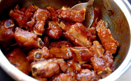 Món sườn sụn rim cay thơm ngon hấp dẫn, giúp bạn ăn hết nồi cơm