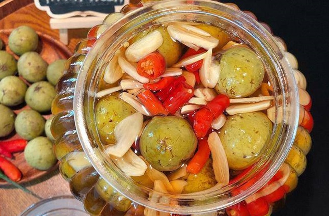 Tranh thủ sấu vào chính vụ, làm ngay 2 món sấu ngâm tuyệt ngon, để cả năm không màng hỏng