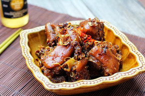 Tưởng ngán ai ngờ… ngon đến bá cháy với món chân giò kho sả ớt