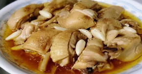 Gà hấp tỏi bằng nồi cơm điện: Cách làm vừa đơn giản, tiện lợi, thịt vừa mềm ngon đậm đà