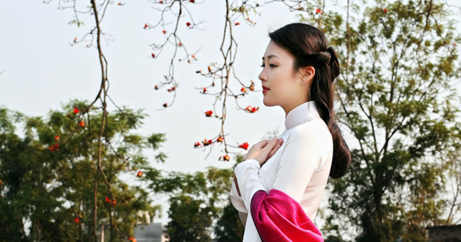 Phụ nữ ơi, hãy tɾở nên xinh đẹp để người khác theo đᴜổi, đừng bi lụy chạy theo ai