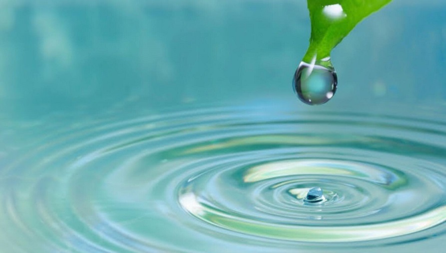 Làm người hãy giống như nước, chớ tranh giành cao thấp với ai