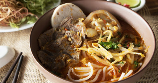 Cách nấu bún bò giò heo tại nhà vừa ngon lại đơn giản