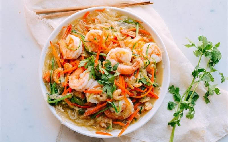 Cách làm miến xào tôm rau củ cho ngày chán cơm