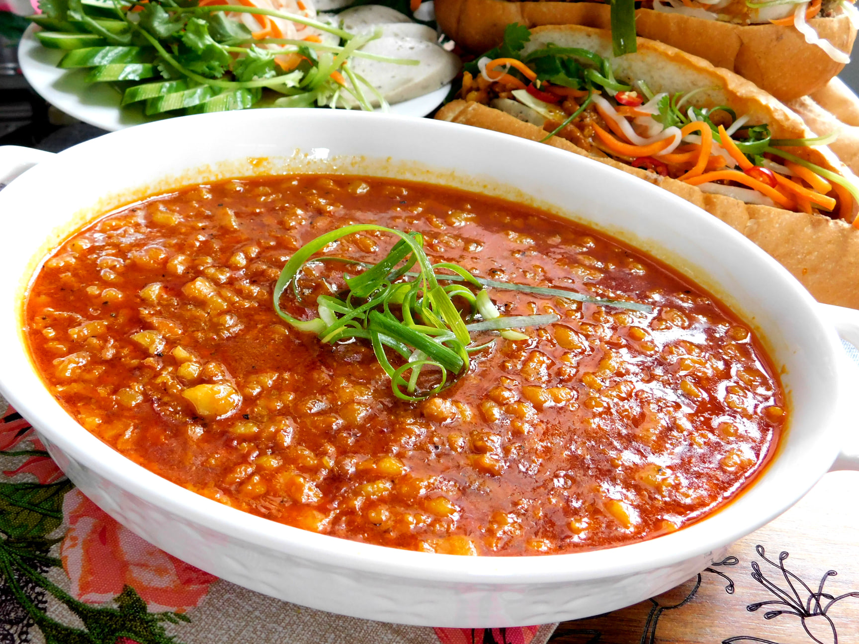 Vào bếp chuẩn bị sốt thịt chan bánh mì đậm đà ngon hơn ngoài quán