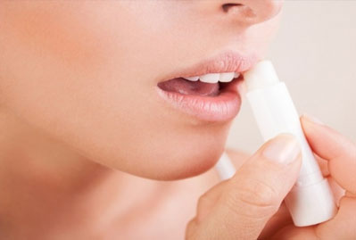 Sử dụng son dưỡng môi đúng cách cho ngày hanh khô