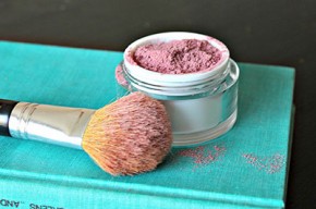 Tự chế phấn má, gel kẻ mắt cực xinh