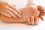Tự chế kem trị nứt gót chân