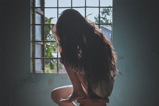 Nỗi đau thắt lòng của người vợ có chồng công khai ngoại tình khi vừa "vượt cạn"