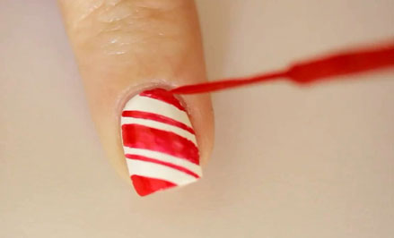 Cách vẽ 10 mẫu nail tuyệt đẹp dành riêng cho Giáng sinh: Kẹo hình chiếc ô