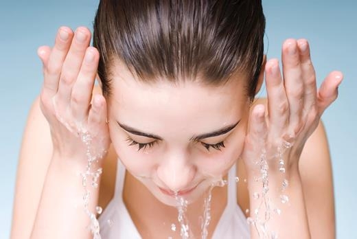 7 thói quen sai lầm khiến càng rửa mặt càng dễ bị nổi mụn