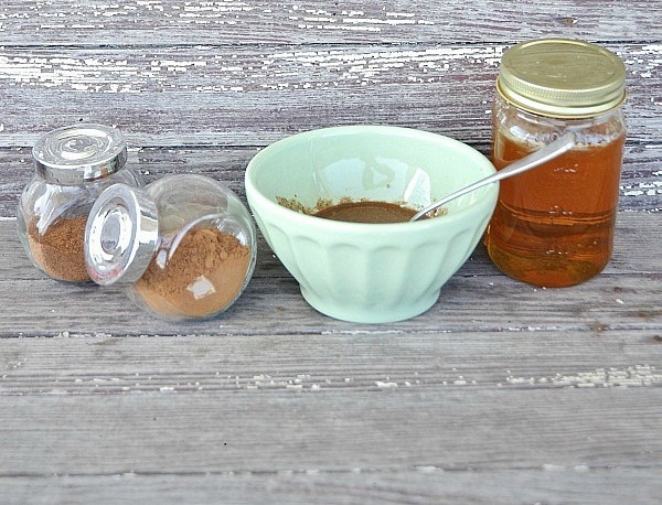 Hướng dẫn làm mặt nạ mật ong với nhục đậu khấu và bột quế trị mụn