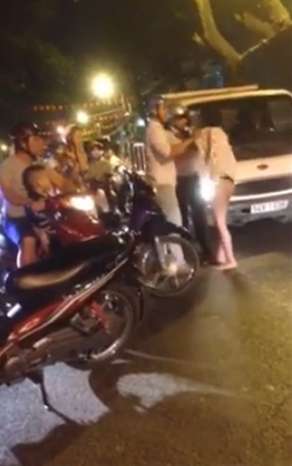 Cô gái lột đồ vì chồng bỏ