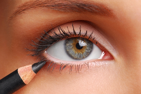 Bí quyết trang điểm cho cô nàng đeo lens