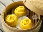 Bánh bao bí đỏ hình hoa hồng cho bé