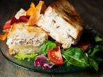 Bánh mì kẹp cá ngừ đóng hộp đơn giản, dễ ăn