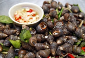 Bí quyết luộc ốc và pha nước chấm ngon như ăn hàng