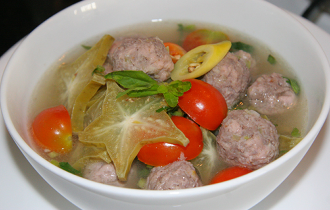 15 phút có ngay canh thịt bò khế chua cho bữa trưa ngon lành