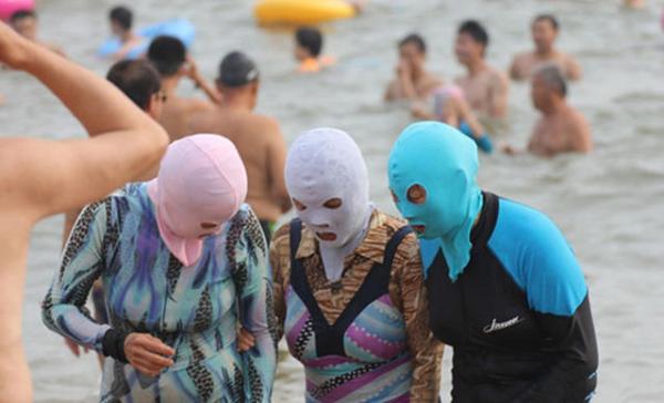 TRUNG QUỐC: Xuất hiện mặt nạ chống nắng cực "dị" hút chị em