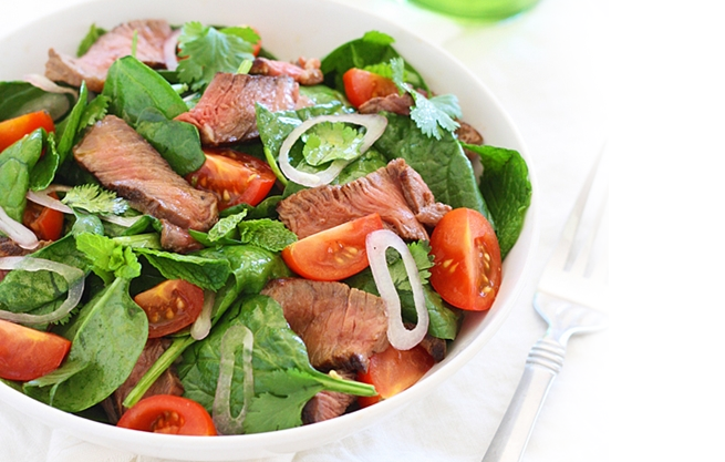 Đổi khẩu vị với salad bò chua cay Thái cực ngon
