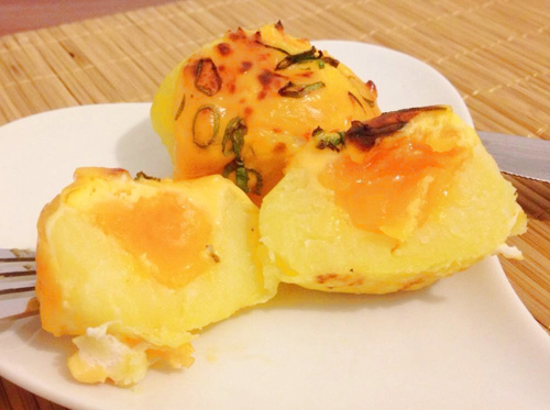 Trứng bọc khoai tây nướng lòng đào