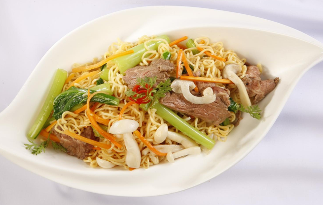 Mi xào bò thơm ngon khiến bạn phát thèm