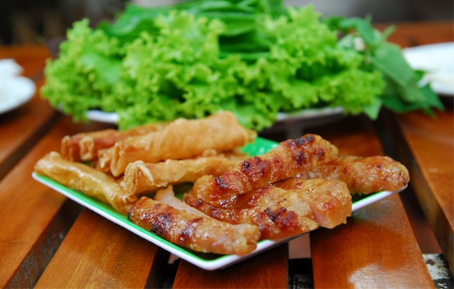 Nem nướng nóng hổi vừa thổi vừa ăn